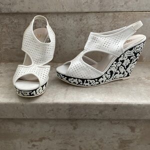 Robes Fashionable wearable art Wedge Shoe